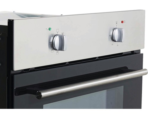 Gros plan d''un four avec des boutons rotatifs pour la sélection de la température et des fonctions.