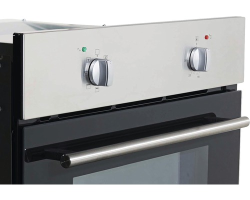 Gros plan d''un four de cuisine avec des commandes