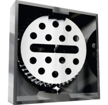 Aufsicht auf einen Ablauf mit Lochmuster