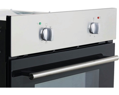 Gros plan d''un four avec boutons rotatifs pour la température et la sélection de fonction