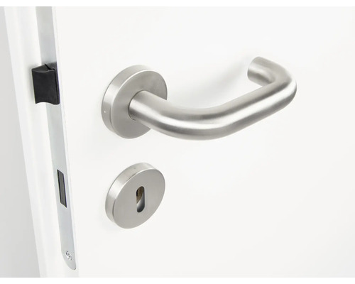 Garniture de porte avec béquille en acier inoxydable sur une porte