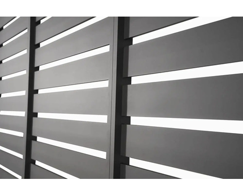 Gros plan d''un écran d''intimité fait de lattes