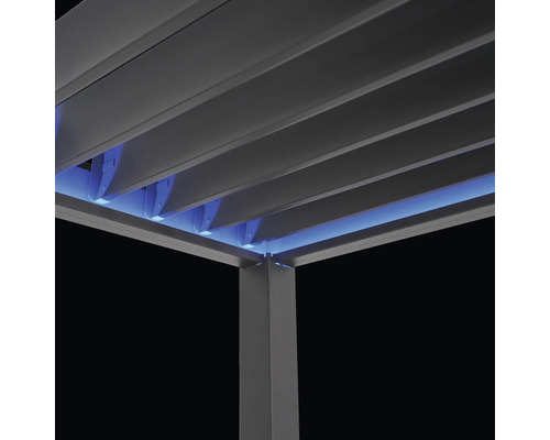 Vue détaillée d''une pergola avec toit à lamelles et éclairage intégré.