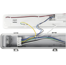 Vue intérieure d''un luminaire LED pour locaux humides avec connexions électriques