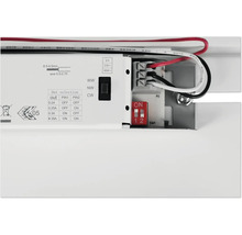 Vue détaillée d''un appareil électronique avec des commutateurs et des connexions pour le câblage.