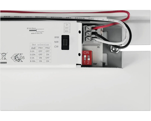 Vue détaillée d''un appareil électronique avec des commutateurs et des connexions pour le câblage.