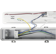 Vue intérieure d''un luminaire LED pour pièces humides avec boîtier ouvert et branchements électriques