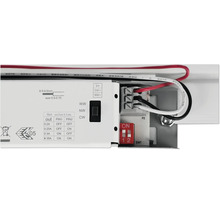 Gros plan d''un appareil électronique avec des connexions et des interrupteurs.