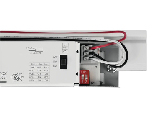 Gros plan d''un appareil électronique avec des connexions et des interrupteurs.