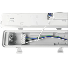 Vue intérieure d''un luminaire pour pièces humides ouvert avec câblage