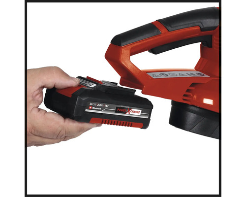 Insertion d''une batterie Einhell Power X-Change dans un outil de jardinage