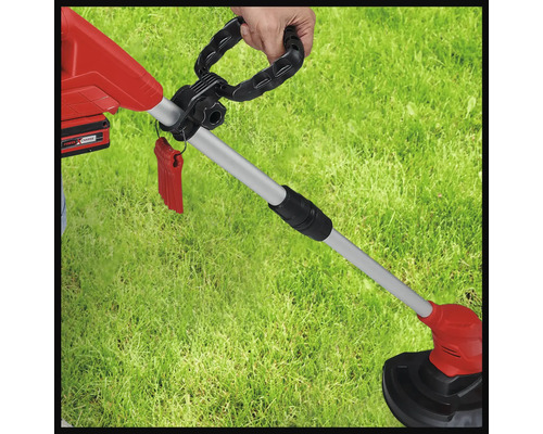 Coupe-bordures à batterie en utilisation sur une pelouse.