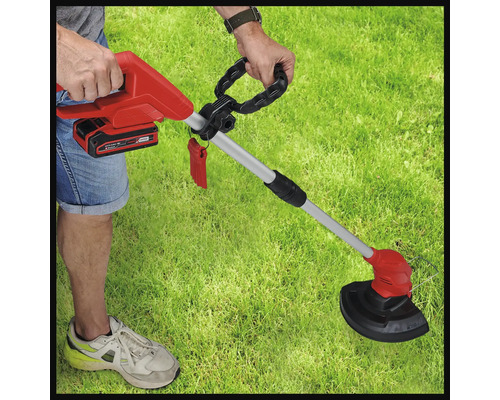 Coupe-bordures à batterie en cours d''utilisation sur une pelouse