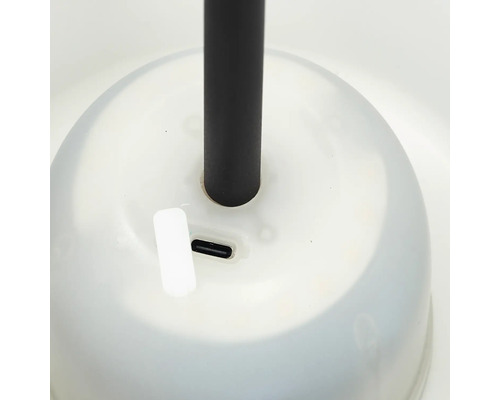 Gros plan sur le port de charge USB d''une lampe de table