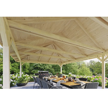 Holzpavillon mit Esstisch, Stühlen und Grill im Garten.