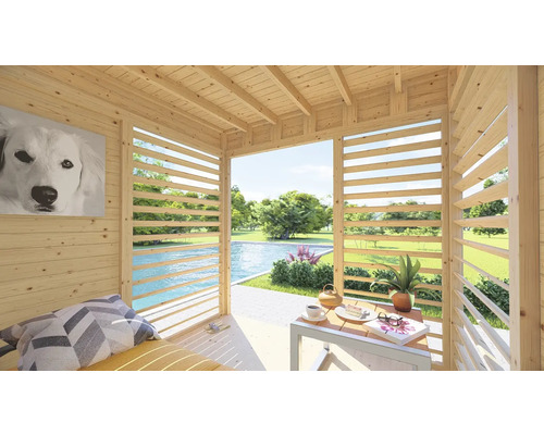 Cabane en bois lumineuse avec vue sur piscine et jardin. Intérieur avec coussins et table avec théière.