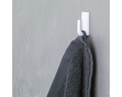 Serviette grise accrochée à un crochet blanc