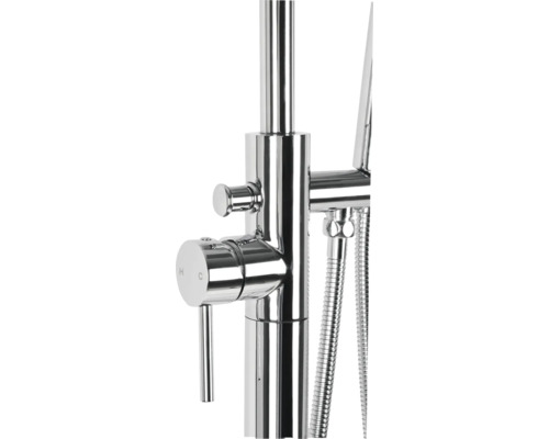 Detailansicht einer freistehenden Badewannenarmatur aus Metall mit Handbrause