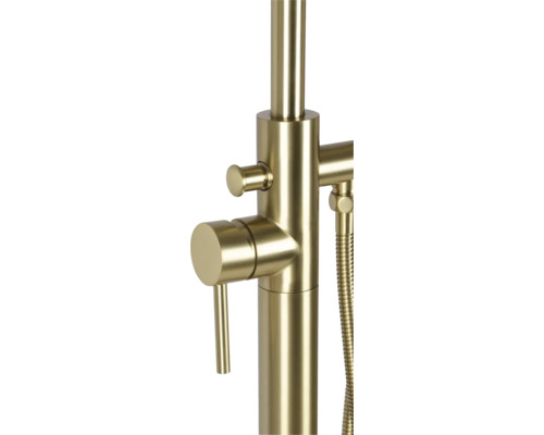 Gros plan d''un robinet de baignoire doré