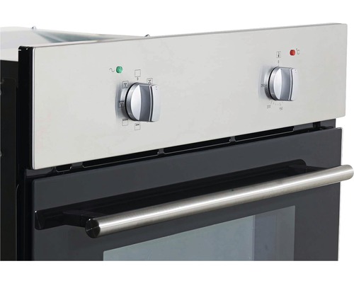 Gros plan d''un four avec des boutons rotatifs pour régler la température et les fonctions.