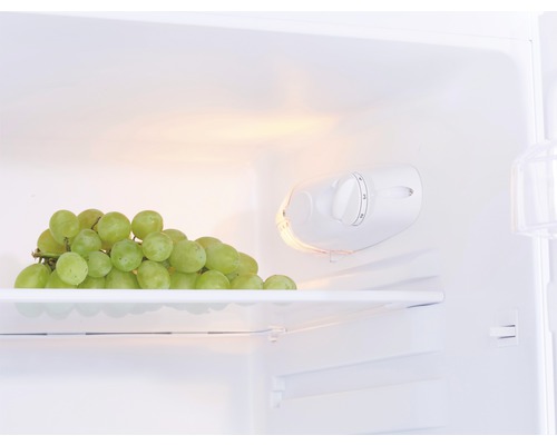 Une grappe de raisins verts dans un réfrigérateur.