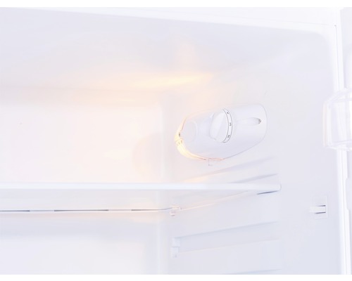 Intérieur d''un réfrigérateur avec thermostat et étagère