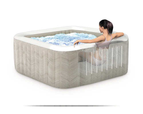 Bain à remous gonflable avec motif géométrique et une femme qui se détend