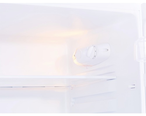 Vue intérieure d''un réfrigérateur avec thermostat et étagère