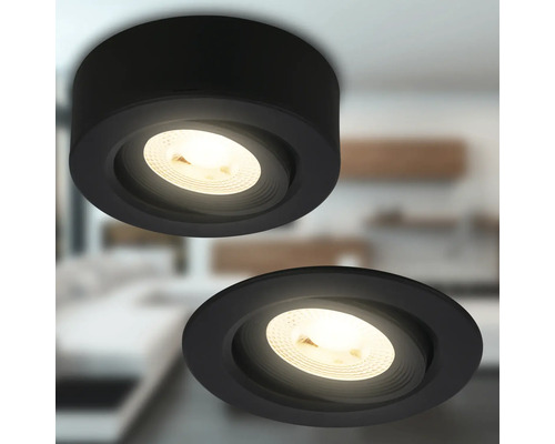 Zwei schwarze Deckeneinbauspots mit eingeschaltetem Licht