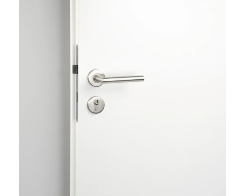 Porte blanche avec poignée de porte et serrure