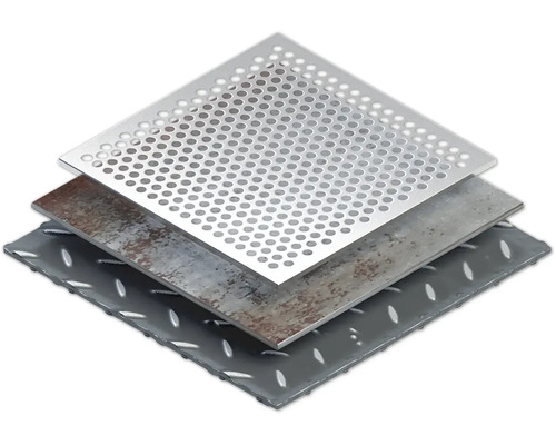 Image de trois plaques métalliques avec différents motifs : tôle perforée, tôle striée et tôle larmée