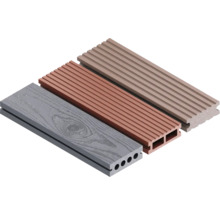 Trois lames de terrasse en composite bois-plastique de différentes couleurs