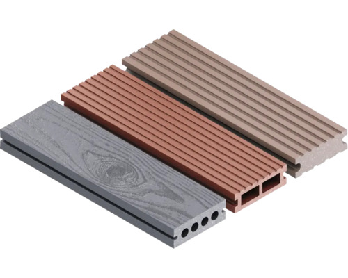 Trois lames de terrasse en composite bois-plastique de différentes couleurs