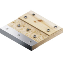 Planche en bois avec bande métallique et fixations