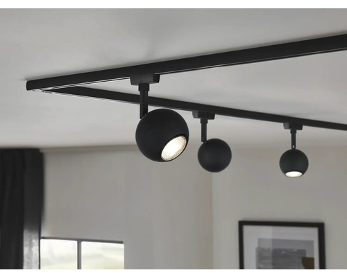 Plafonnier avec trois spots sur un rail