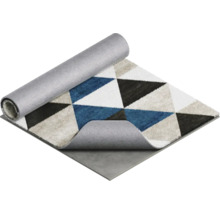 Tapis à motif géométrique triangulaire partiellement enroulé
