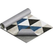Teppich mit geometrischem Dreiecksmuster, teilweise aufgerollt