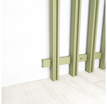 Gros plan de profils de revêtement mural verts sur un mur, présentant un design intérieur moderne