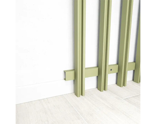 Gros plan de profils de revêtement mural verts sur un mur, présentant un design intérieur moderne