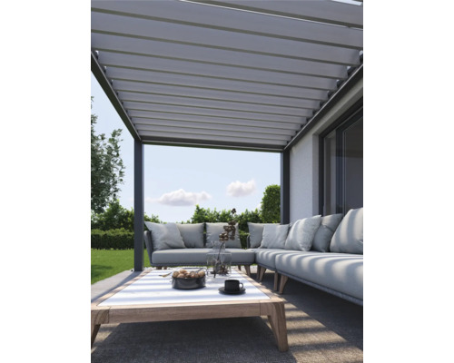 Pergola mit Gartenmöbeln und Tisch auf einer Terrasse