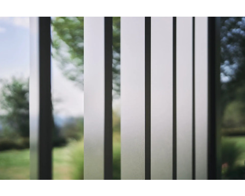 Nahaufnahme eines Sichtschutzzauns mit schmalen vertikalen Lamellen