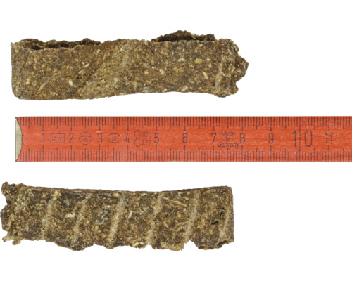 Zwei Stücke Tierfutter mit einem Messlineal zur Grössenangabe