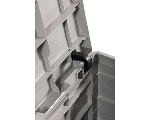 Detailansicht eines geöffneten Kunststoff-Gartenbox-Deckels mit schwarzem Griff