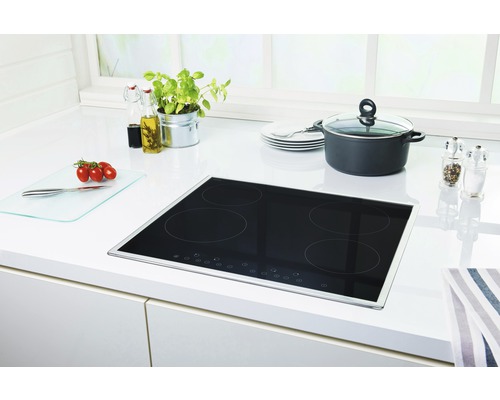 Table de cuisson noire à quatre zones dans une cuisine lumineuse.