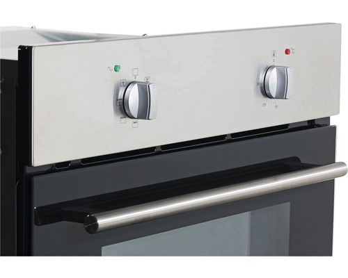 Gros plan d''un four avec des boutons rotatifs pour la sélection de la température et des fonctions.