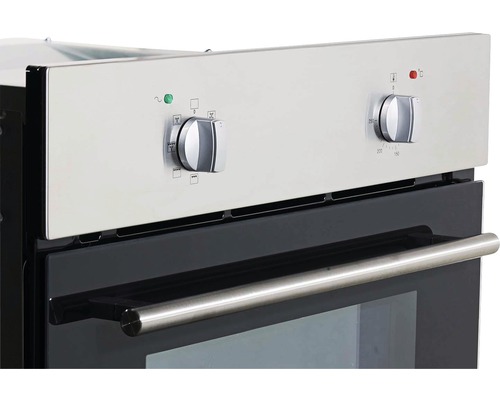 Gros plan d''un four avec des boutons rotatifs pour le réglage de la température et la sélection des fonctions