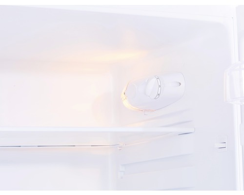 Intérieur d''un réfrigérateur avec thermostat et étagères