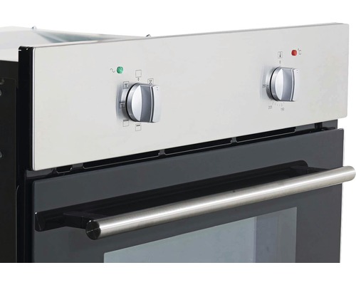 Gros plan d''un four encastrable avec des boutons rotatifs pour le réglage de la température et la sélection des fonctions.