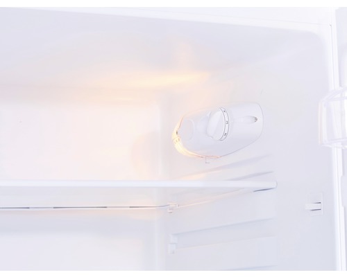 Intérieur d''un réfrigérateur avec thermostat et étagères