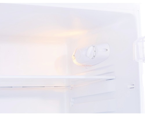 Intérieur d''un réfrigérateur avec thermostat et étagères